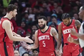 贝博官网平台关于国际比赛日休斯敦火箭备战NBA常规赛；官宣签约细节曝光；气氛紧张；训练强度明显提升的信息